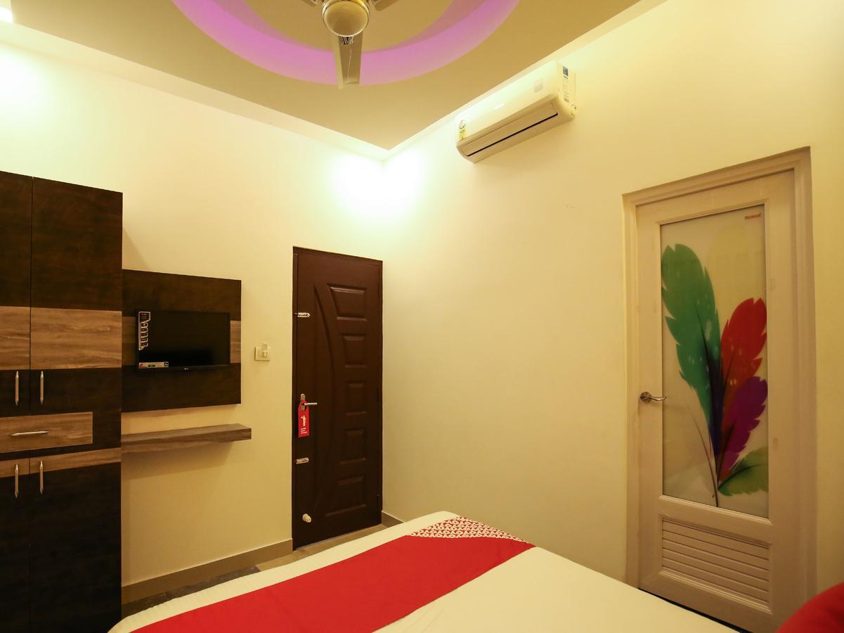 Oyo 10152 Rail View Residency Hotel Alappuzha Bagian luar foto