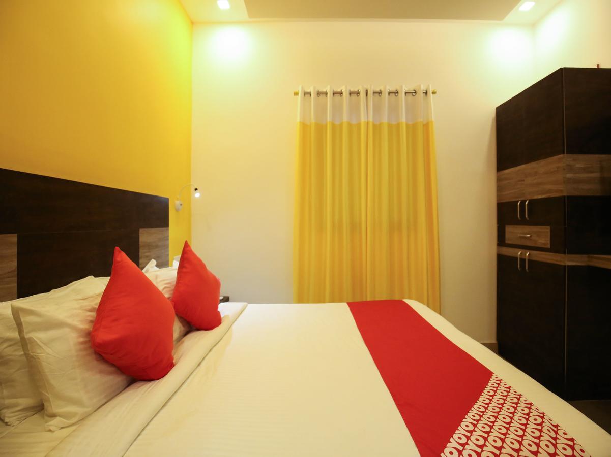 Oyo 10152 Rail View Residency Hotel Alappuzha Bagian luar foto
