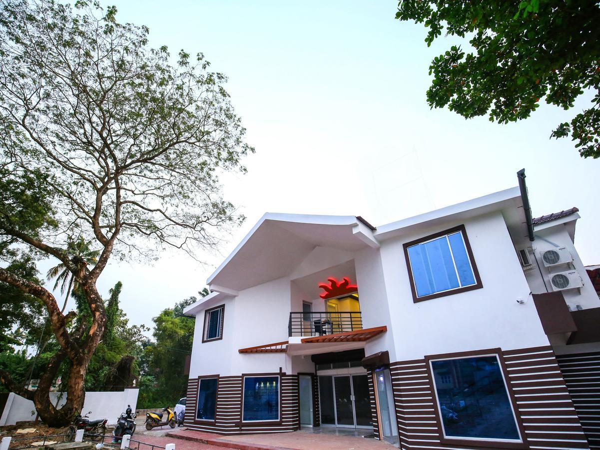 Oyo 10152 Rail View Residency Hotel Alappuzha Bagian luar foto