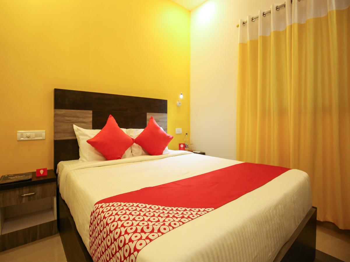 Oyo 10152 Rail View Residency Hotel Alappuzha Bagian luar foto