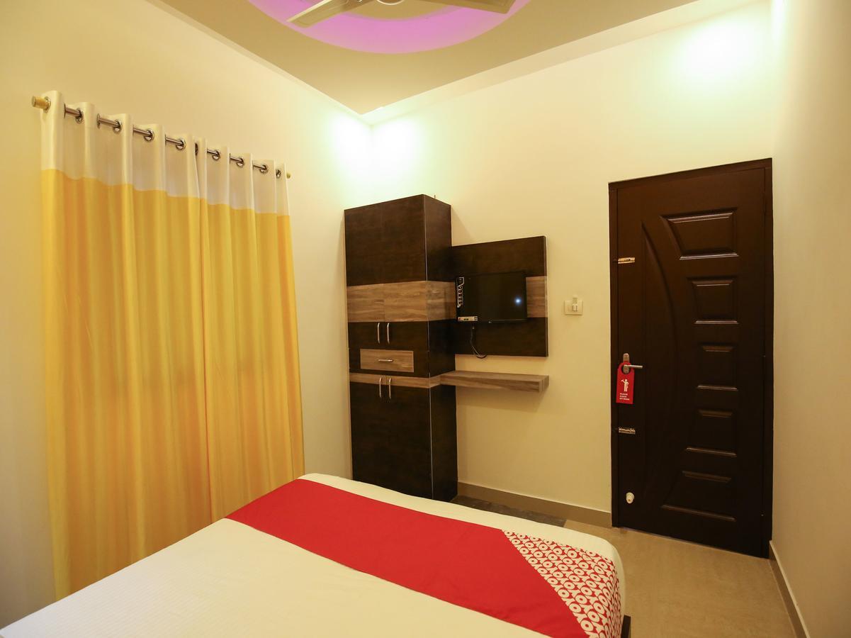 Oyo 10152 Rail View Residency Hotel Alappuzha Bagian luar foto
